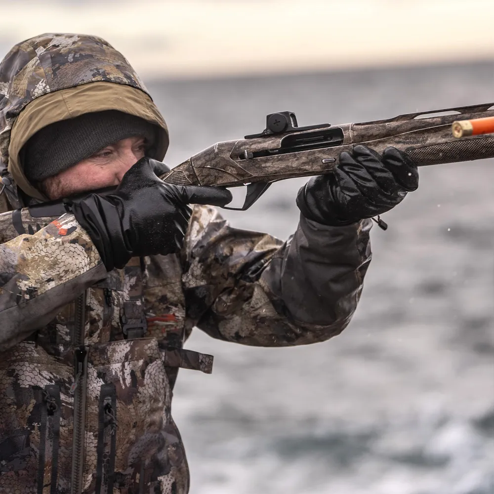 Kolimator Vortex Viper Shotgun Enclosed Micro Red Dot 3 MOA zamontowany na komorze zamkowej strzelby
